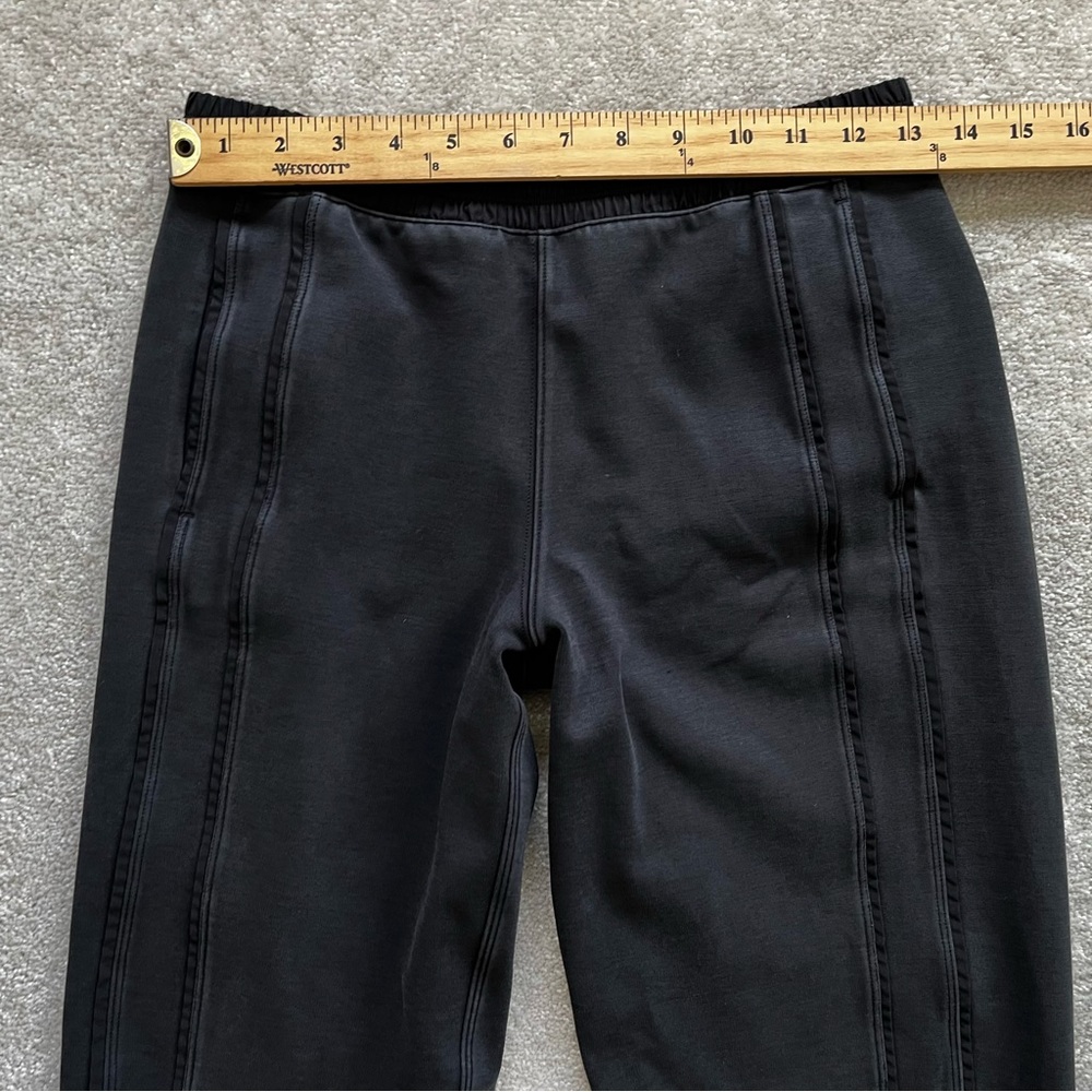 LULULEMON Light Strides Crop Size 4 Minimalist Contemporary Chic Effortless - Picture 6 of 9